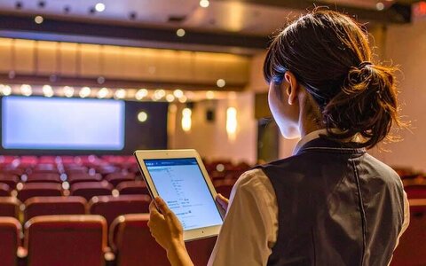 映画館に業務用Wi-Fiを導入すべき理由とは？ TMS活用を支える通信インフラの重要性