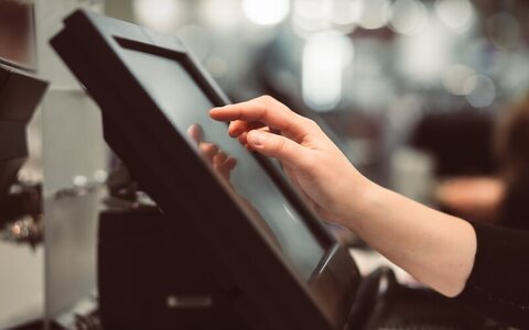 POSとTMS連携で映画館運営を効率化！業務負担を50％削減するには？