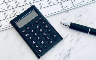 【2025年最新版】CMオンライン送稿の料金体系｜XDCAMとの比較でわかるコスト削減効果