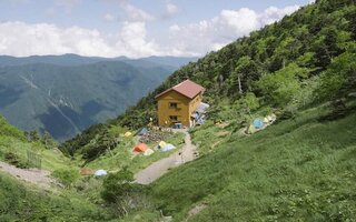 Starlinkを屋外施設・山間部施設で活用するには？ 〜回線が引けない場所の通信手段を比較〜